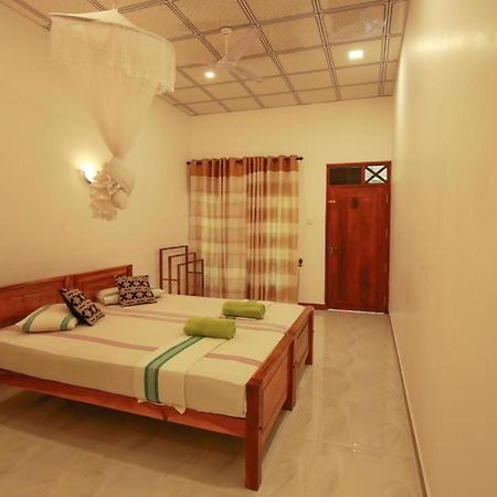 Julia Safari Inn Tissamaharama Luaran gambar