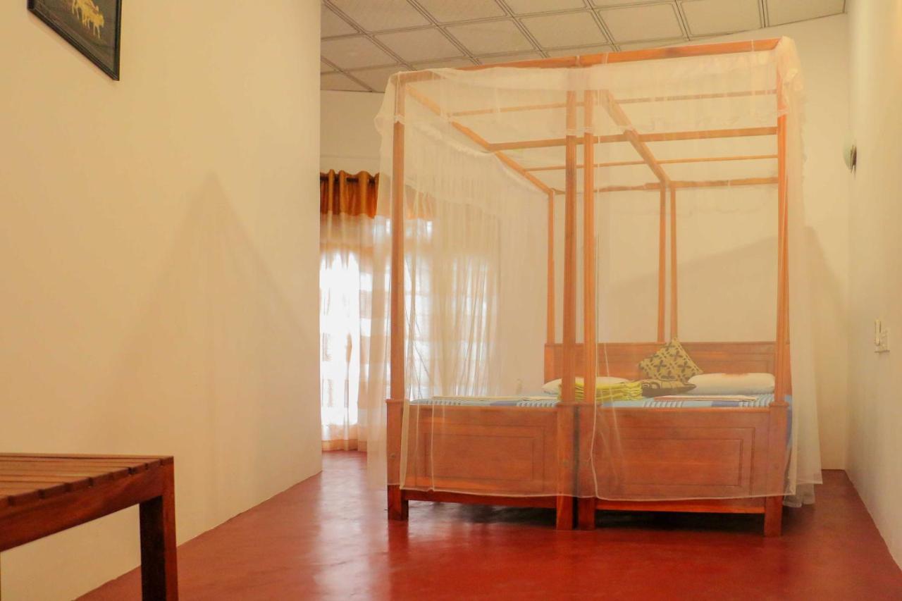 Julia Safari Inn Tissamaharama Luaran gambar